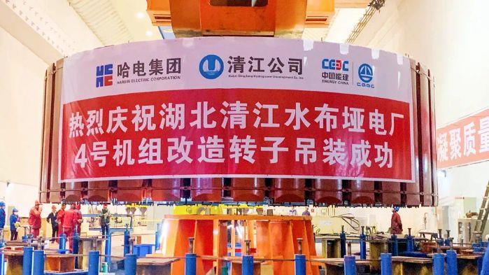 3、水布埡電廠4號機組轉(zhuǎn)子吊裝（向睿 攝）